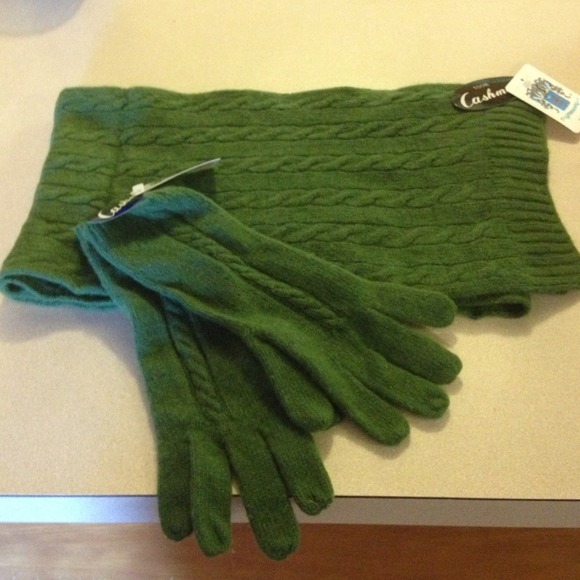 Scarf and glove set