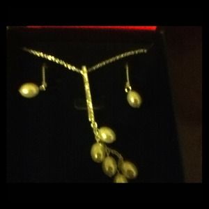 Silver rhinestone, pearl necklace and earring set.
