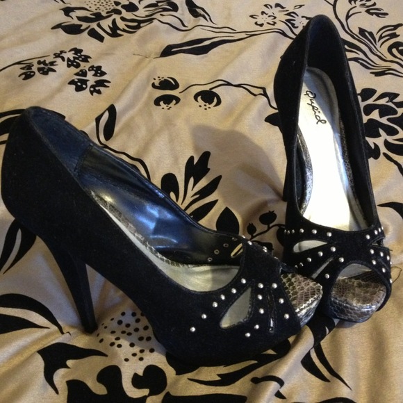 Rinestone skip in heels.. Great shape !!!