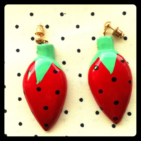 Vintage looking strawberry earrings!