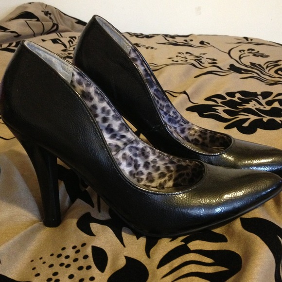 Short slip in stilettos .. Leopard pattern inside