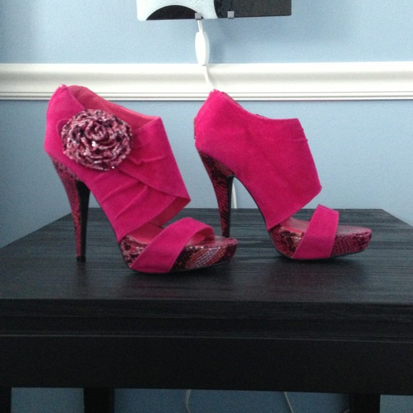 Fushia Platform heels and black boots with straps