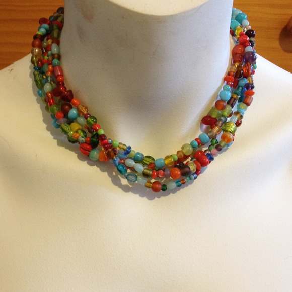 Short chunky multi color beaded necklace