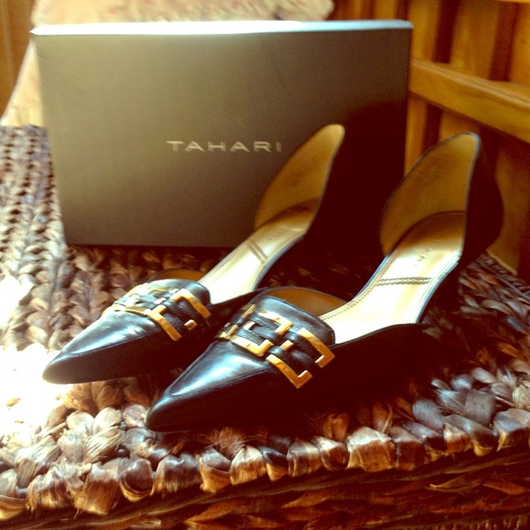 Tahari black kitten heels