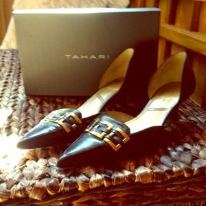 Tahari black kitten heels