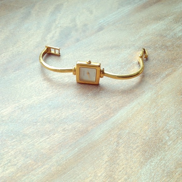 AUTHENTIC Gucci bangle watch 1900L