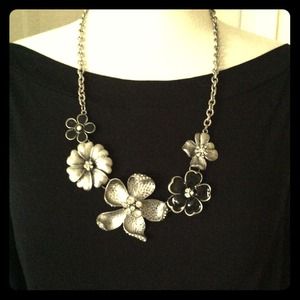 💢SOLD💢Black and silver flower necklace