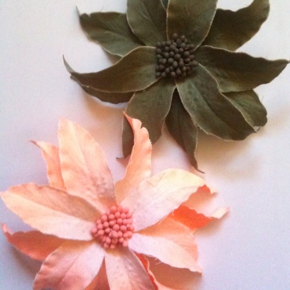 Flower clips - Picture 1 of 2
