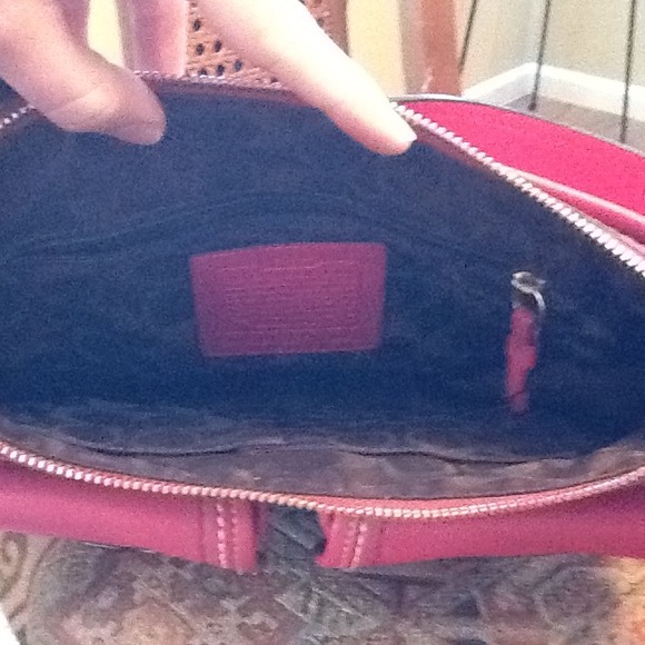 🎈SOLD🎈 Authentic Deep Pink Coach purse - Picture 3 of 4