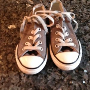 Kids size 11 gray converse/leggings bundle