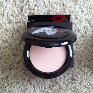 SOLD***Mac Forever Marilyn beauty powder.