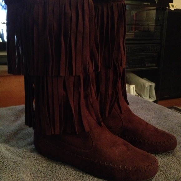 Price reduced $5 Women's size 6 brown fringe boots