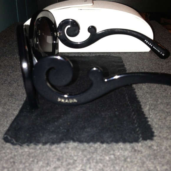 ❌❌❌SOLD❌❌❌Prada Swirl sunglasses in BLACK