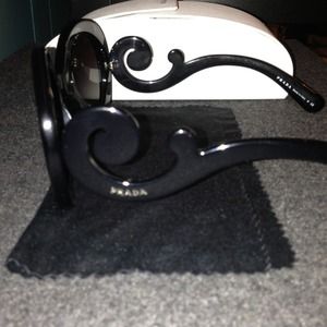 ❌❌❌SOLD❌❌❌Prada Swirl sunglasses in BLACK
