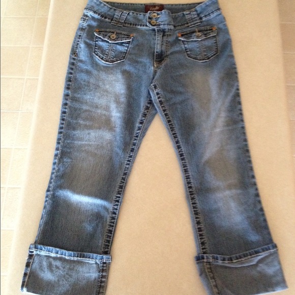 Angels Cuffed Capris✨Slashing prices!!