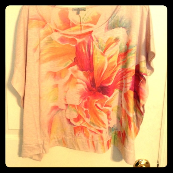 😘REDUCED!! Beautiful butterfly shirt with flower