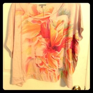 😘REDUCED!! Beautiful butterfly shirt with flower