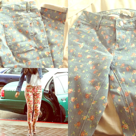 Floral jeans ! Perfect for fall