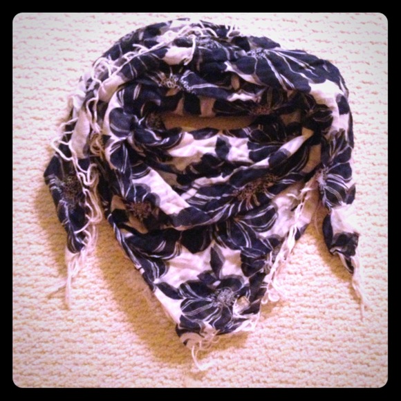 Hollister scarf
