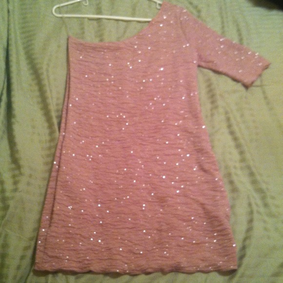 Glittery rose short dress. One sleeve.(3/4)