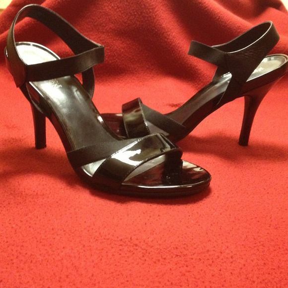 ❌Sold ❌Kenneth Cole - Patent Leather Sandals