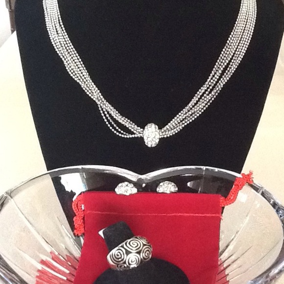 Silver tone necklace with pave ring - Picture 2 of 2