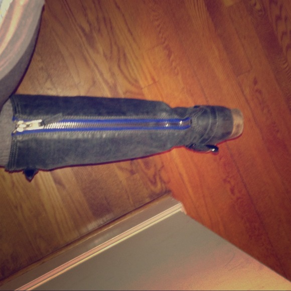 Boots - Black leather boots with zip up back