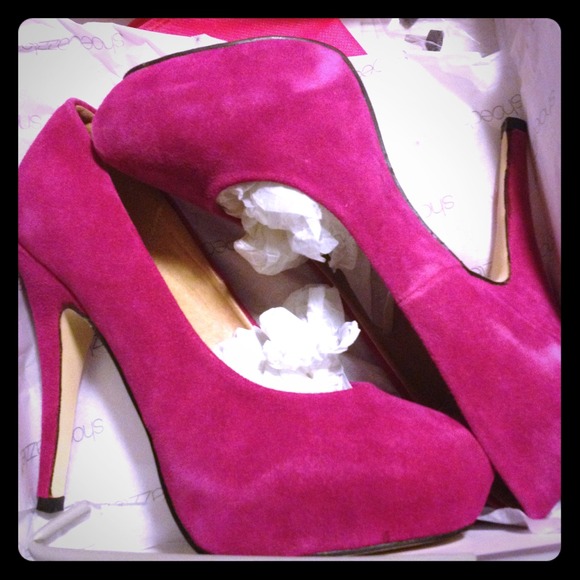 Fuchsia pumps