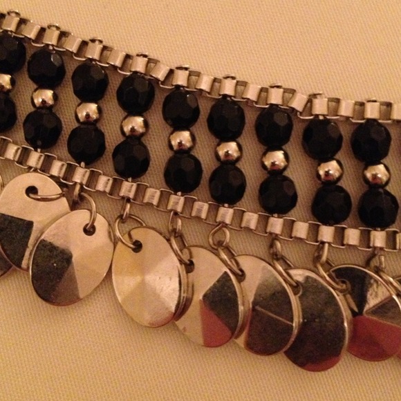 Silver and black bead necklace fits like a choker - Picture 2 of 2