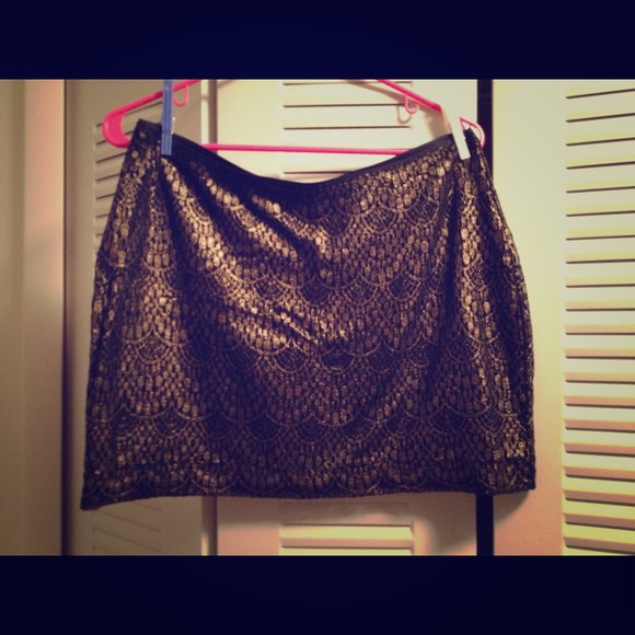 Gorgeous gold lace skirt - Picture 1 of 3