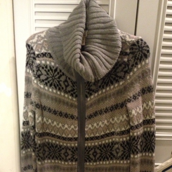 DKNY size S sweater zip up with pockets.