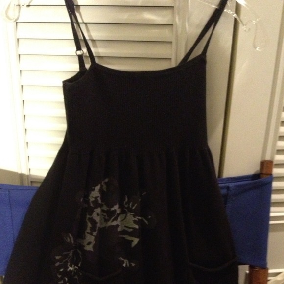 Blk tank top with pockets and cute flower design.