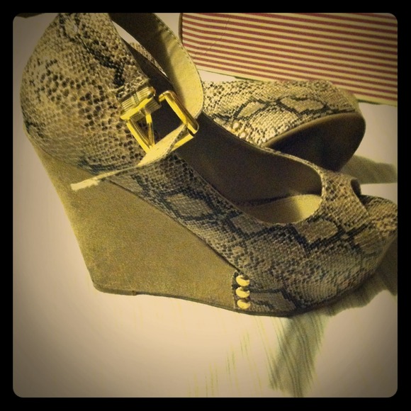 Reduced Chinese laundry snakeskin wedges