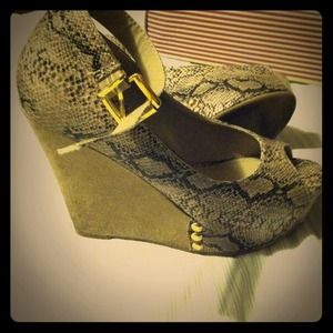 Reduced Chinese laundry snakeskin wedges