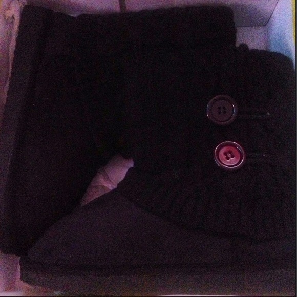 Size 8 knitted black boots!