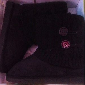 Size 8 knitted black boots!