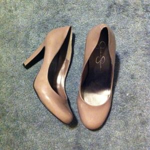 Jessica Simpson pumps