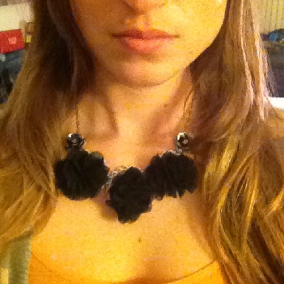 Beautiful Floral Necklaces Bundle - Picture 3 of 4