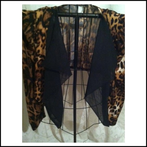 ‼️‼️sold‼️‼️Leopard cropped blazer