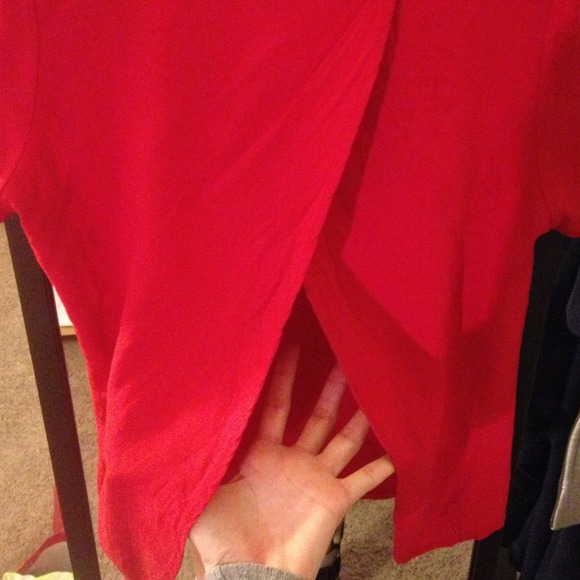 *SOLD*Adorable Open-back Blouse - Picture 3 of 3