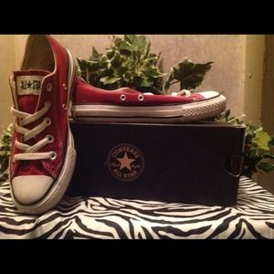 Maroon Converse chucks size 6 women's 4 men's