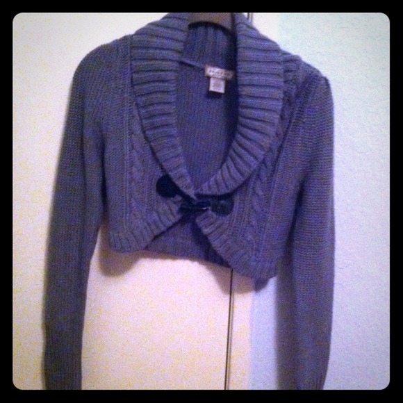 Long sleeve grey-knit sweater