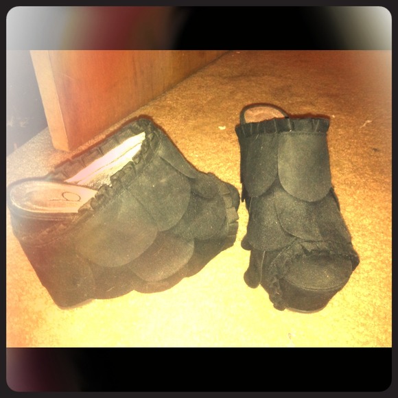 Petal black wedge