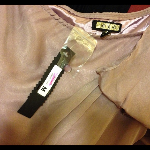 SOLD SOLD Off the shoulder going out shirt. - Picture 4 of 4