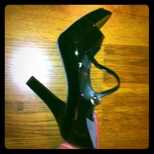 BNWT 4-4 1/2 inch heel. Black patent leather.