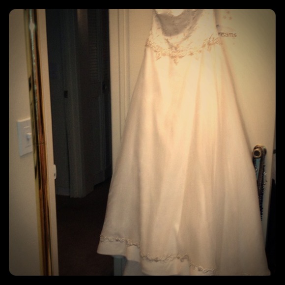 Unused only tryed on wedding gown need gone!!