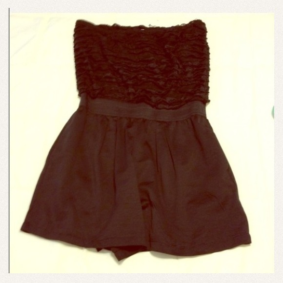 ⭐️Sold in Bundle⭐️ Black Frilly Romper - Size M