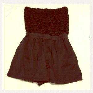 ⭐️Sold in Bundle⭐️ Black Frilly Romper - Size M