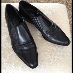 Black, pointed boot shoe. Elastic stretch on side