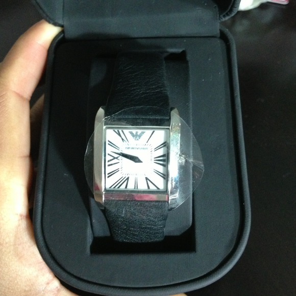 🎀New emporia Armani watch never used🎀